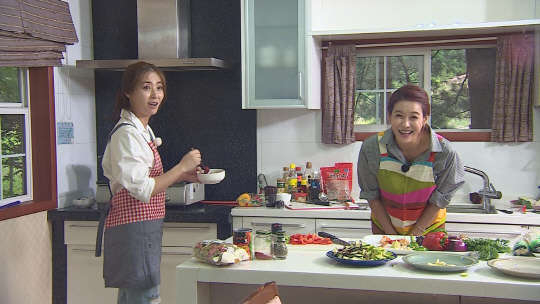 MBC는 오는 18일 밤 11시15분 방송하는 파일럿 예능프로그램 '어게인'에서 과거 드라마 '왕초'의 출연배우들이 동료를 위한 만찬을 준비하며 숨겨진 요리 실력을 뽐낸다고 밝혔다. MBC 제공